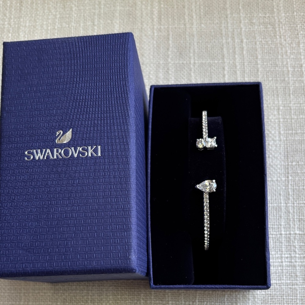 SWAROVSKI Mesmera cuff
Mixed cuts, White, Rhodium plated